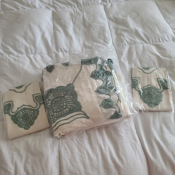 Duvet Cover w/Crocheted Lace Detail F/Q - Picture 12 of 13